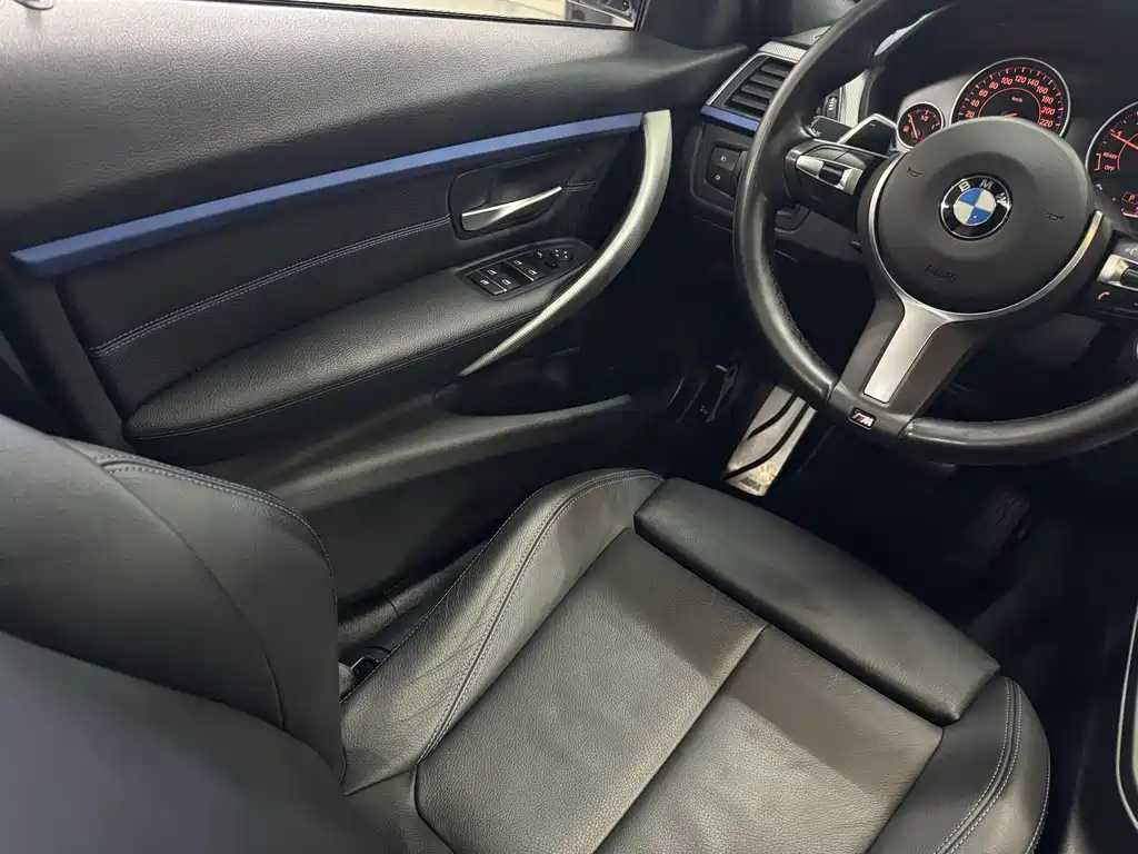 BMW 3 Series 2018 — фото 11