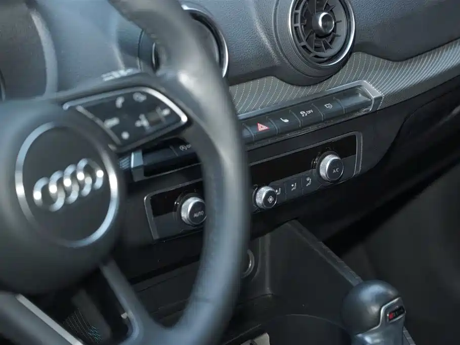 Audi Q2L 2020 — фото 16