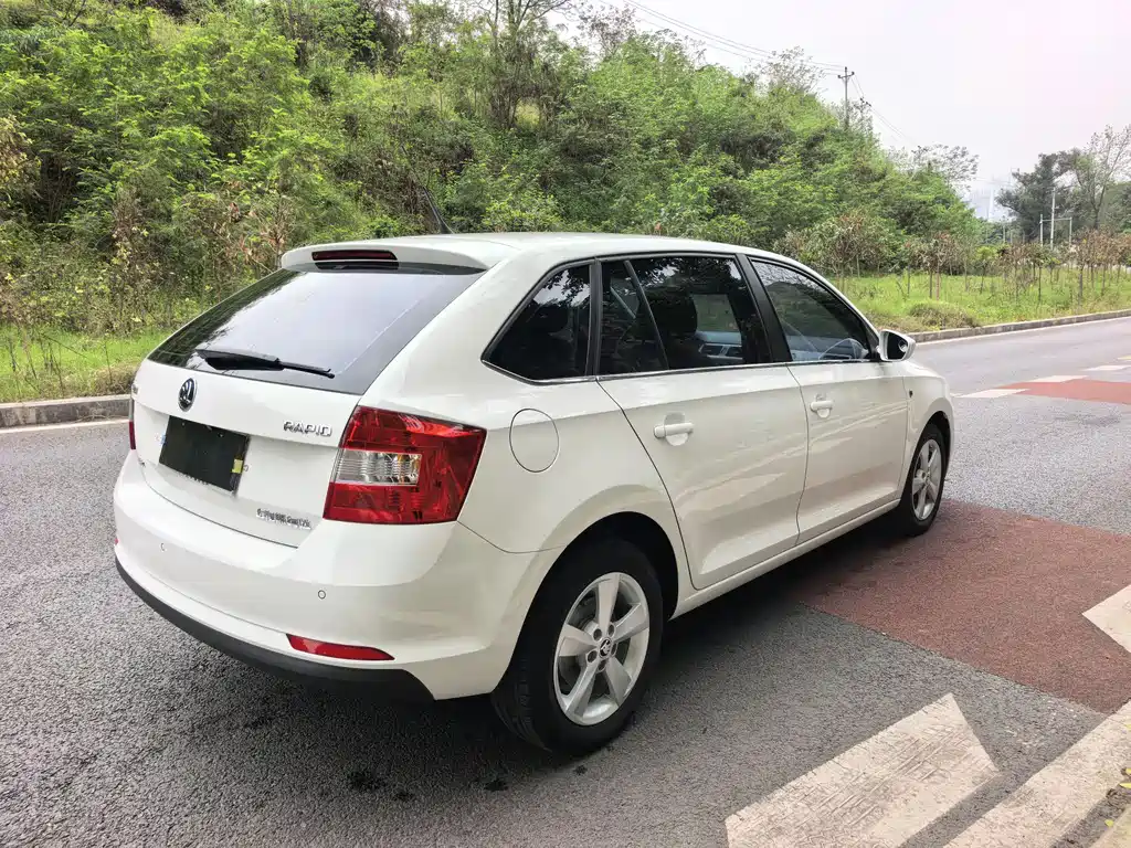 Skoda Rapid Spaceback 2017 — фото 7
