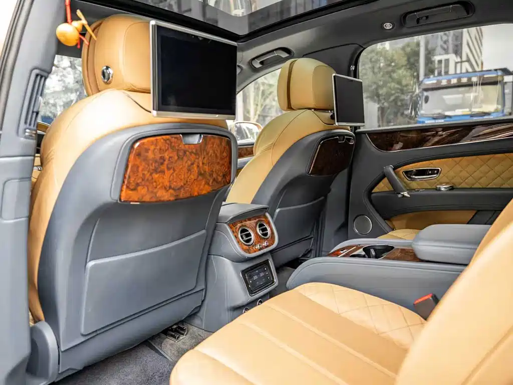 Bentley Bentayga 2018 — фото 11