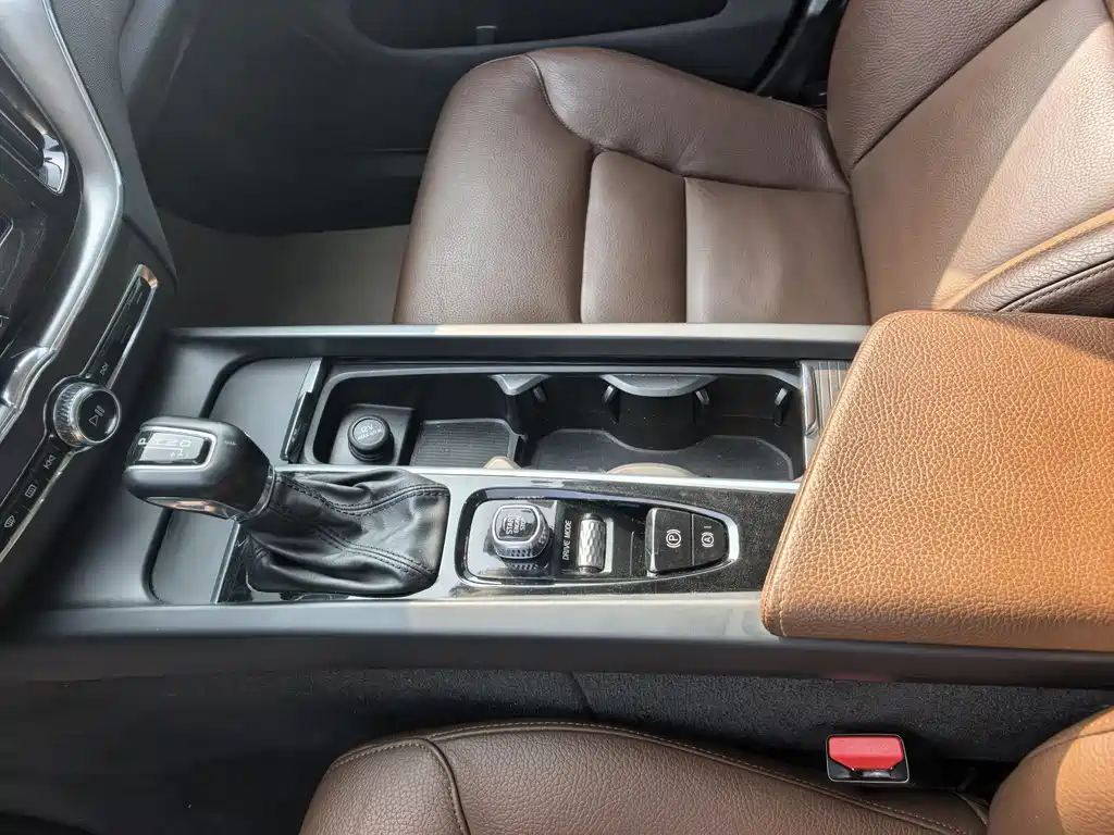 Volvo XC60 2019 — фото 12