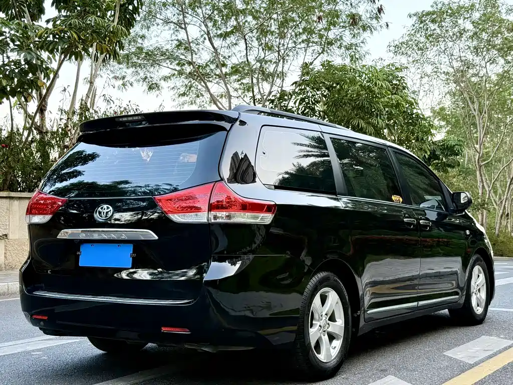 Toyota Sienna 2015 — фото 13