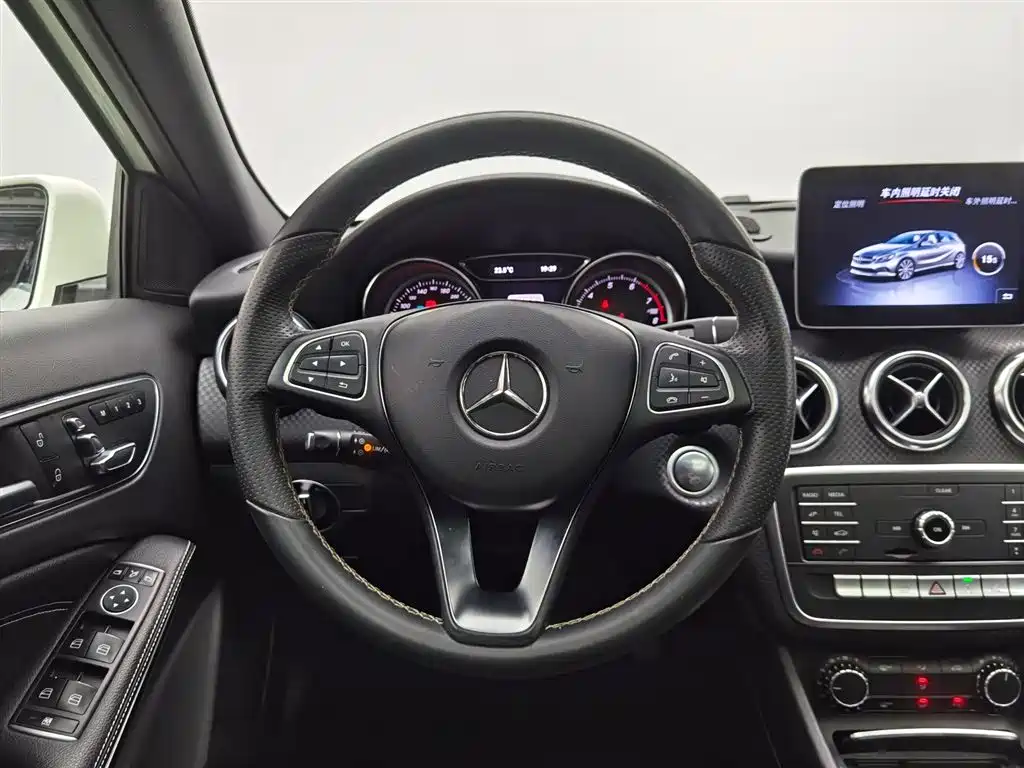 Mercedes-Benz A-Class 2018 — фото 11