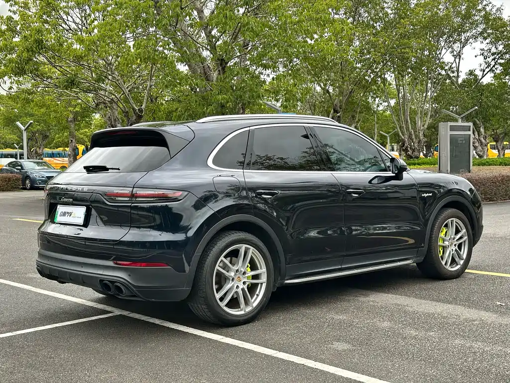 Porsche Cayenne Hybrid 2022 — фото 21