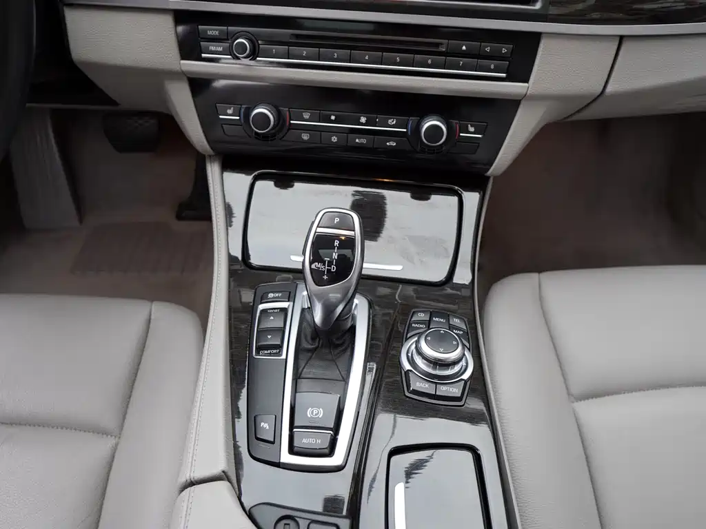 BMW 5 Series 2012 — фото 10