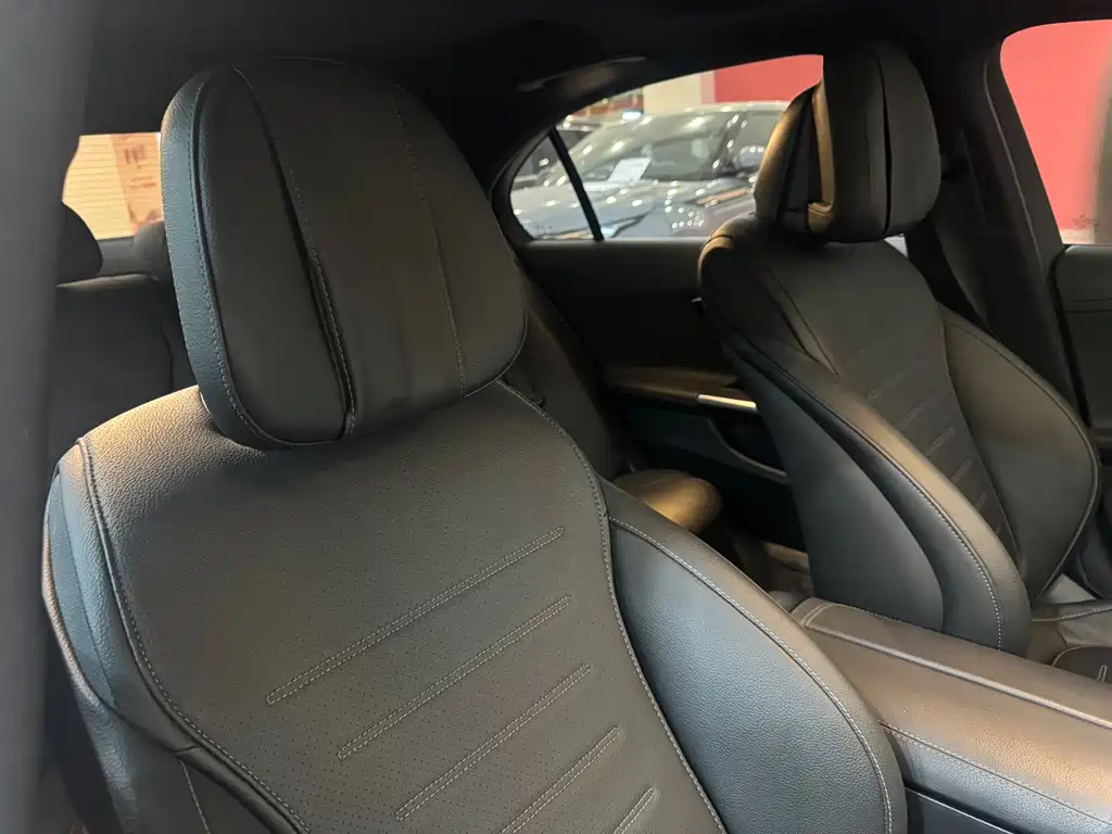Mercedes-Benz C-Class 2023 — фото 12