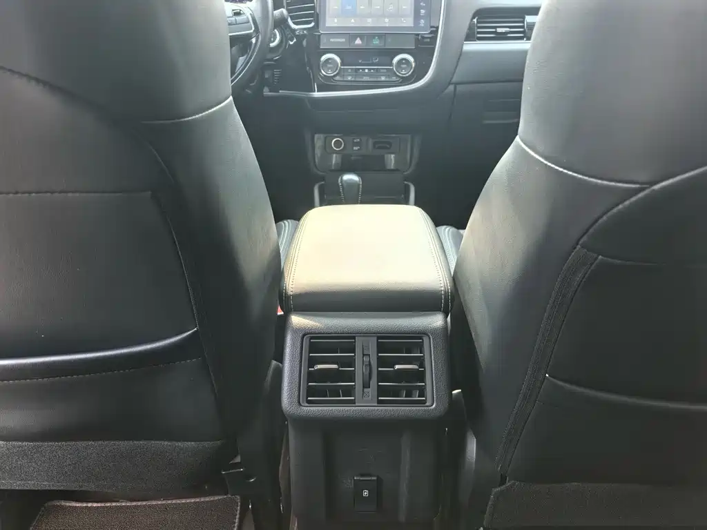 Mitsubishi Outlander 2022 — фото 17