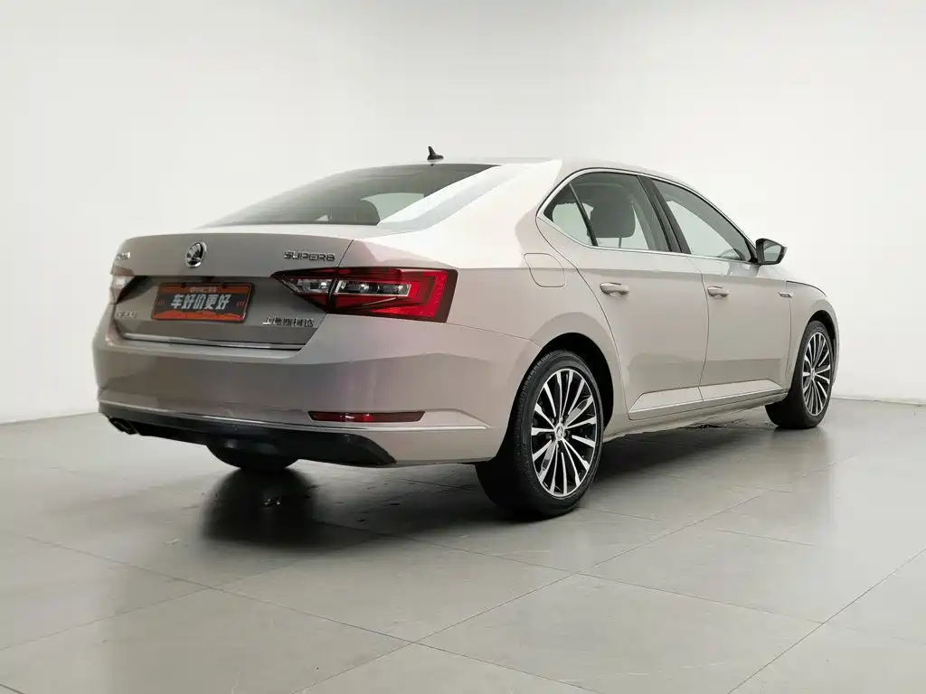 Skoda Superb 2017 — фото 2