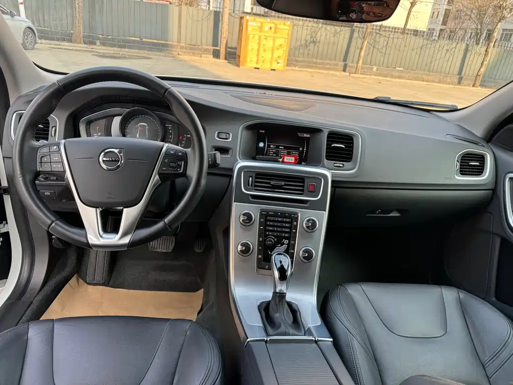 Volvo S60 2018 — фото 12