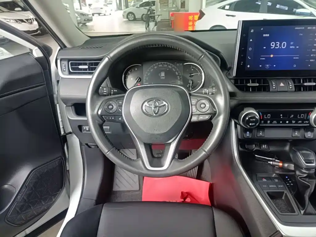 Toyota RAV4 2022 — фото 11