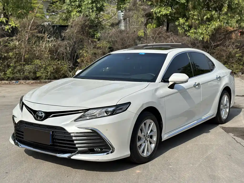 Toyota Camry 2023 — фото 1