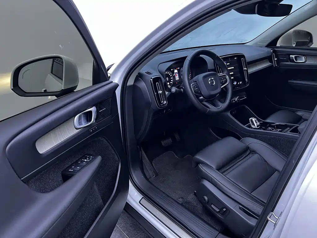 Volvo XC40 2020 — фото 13
