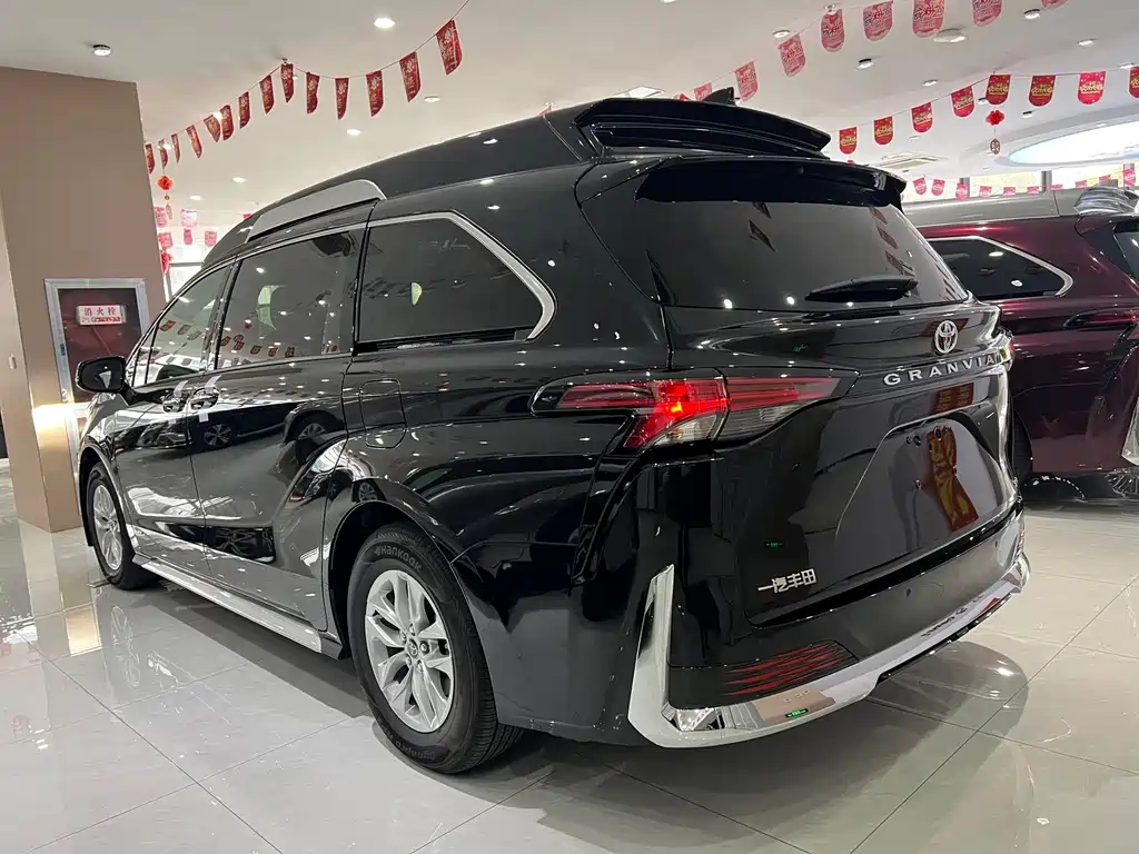Toyota Granvia — фото 21