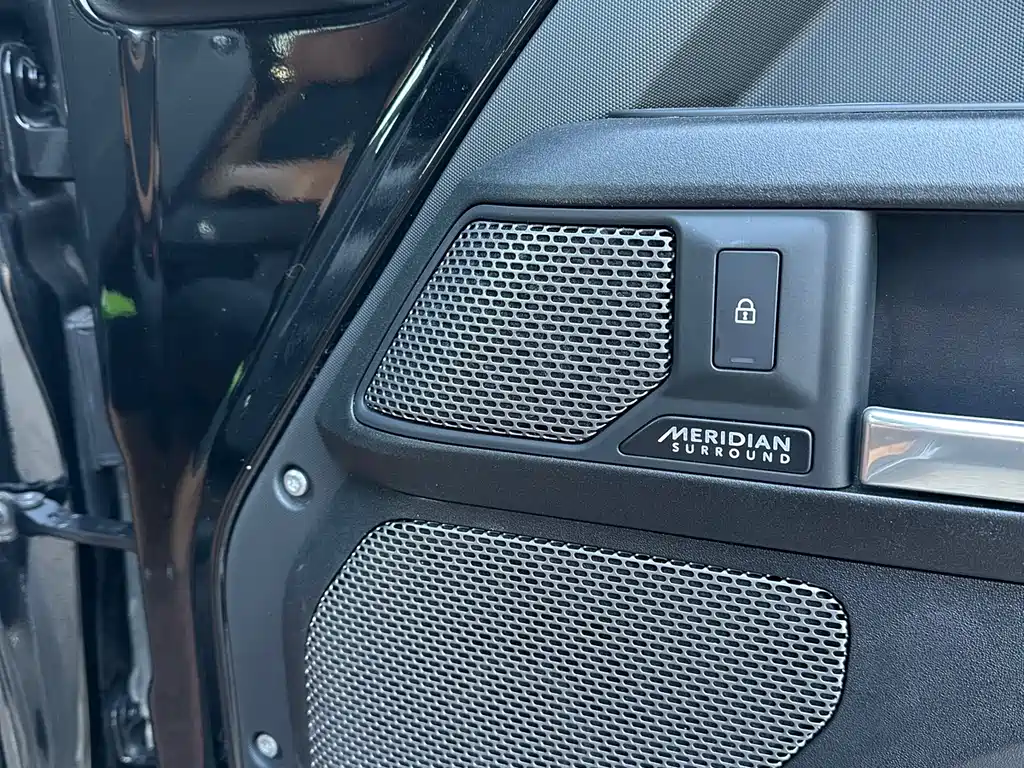 Land Rover Defender 2024 — фото 16