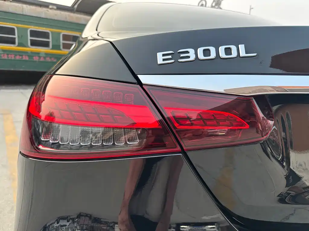 Mercedes-Benz E-Class 2022 — фото 10