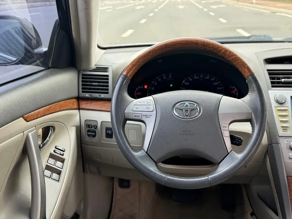 Toyota Camry 2011 — фото 10