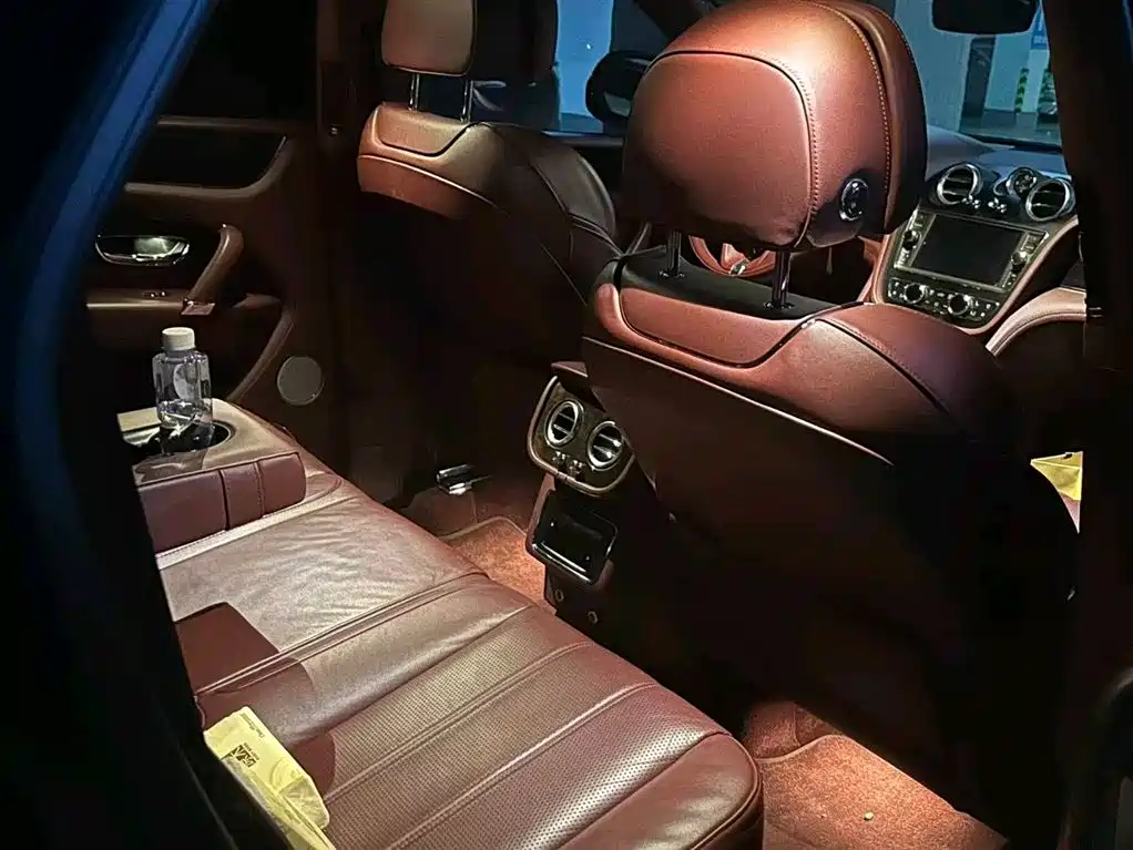Bentley Bentayga 2019 — фото 13