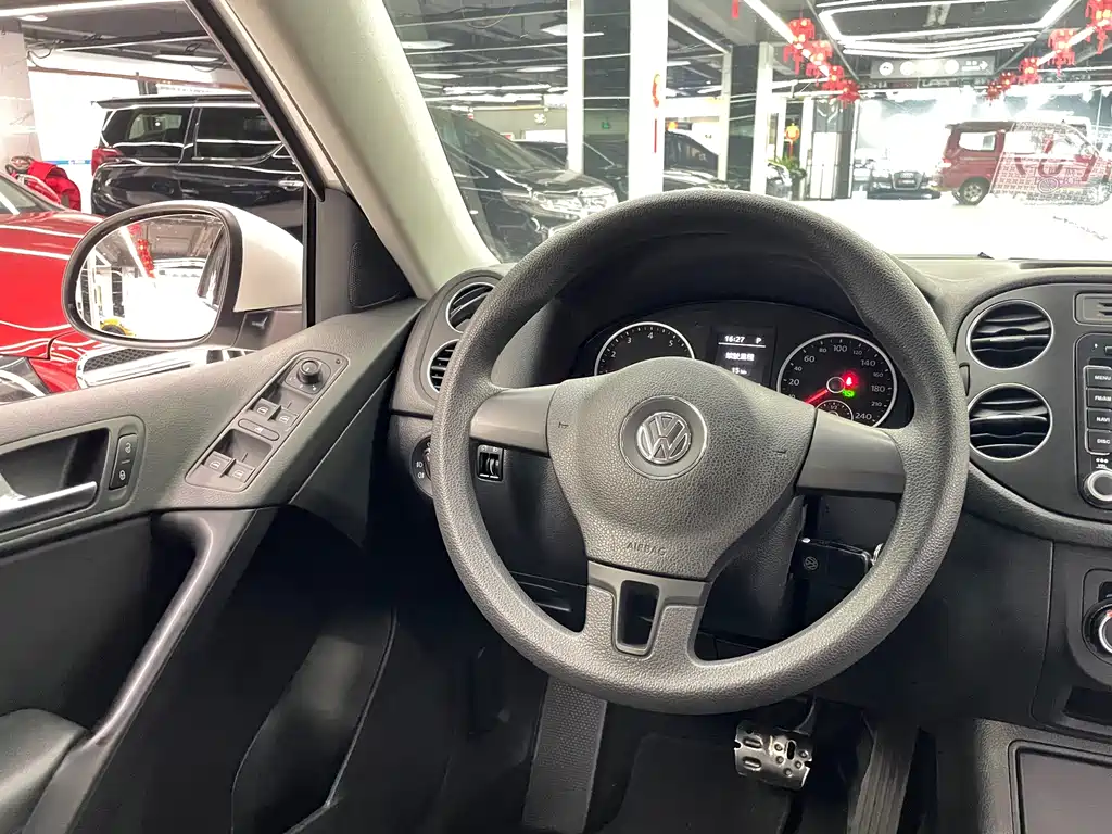 Volkswagen Tiguan 2015 — фото 11