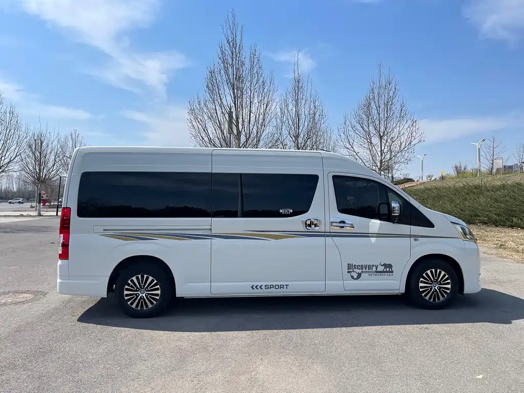 Toyota Hiace 2023 — фото 19