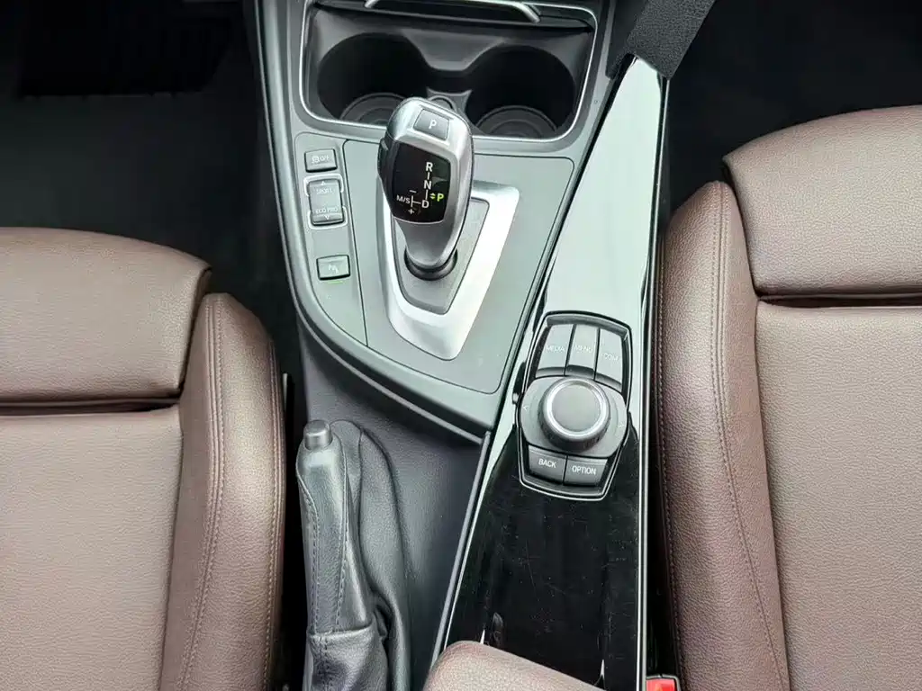 BMW 3 Series 2018 — фото 19