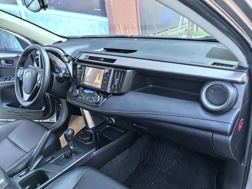 Toyota RAV4 2019 — фото 17