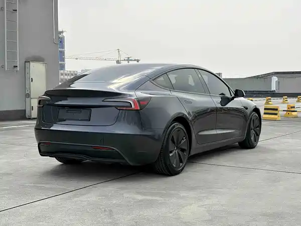 Tesla Model 3 2024