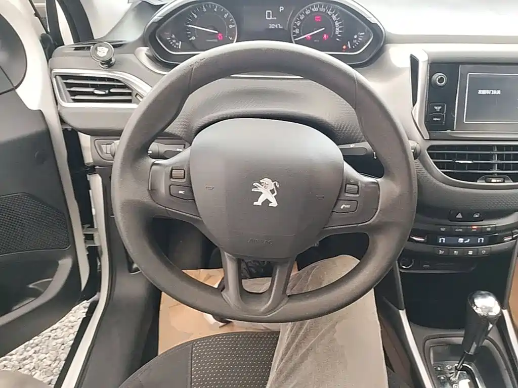 Peugeot 2008 2015 — фото 11