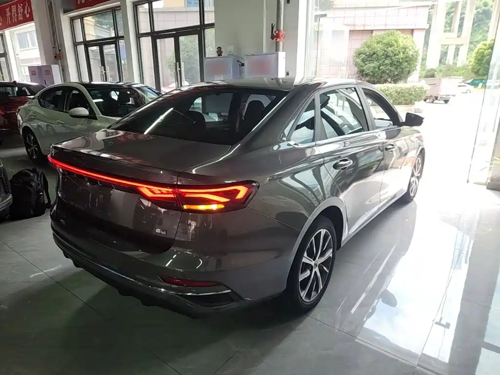 Geely Emgrand 2021