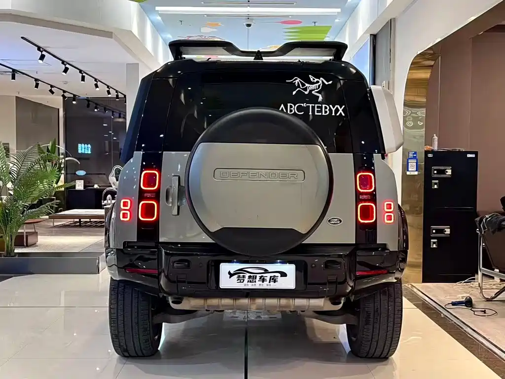 Land Rover Defender 2021 — фото 8