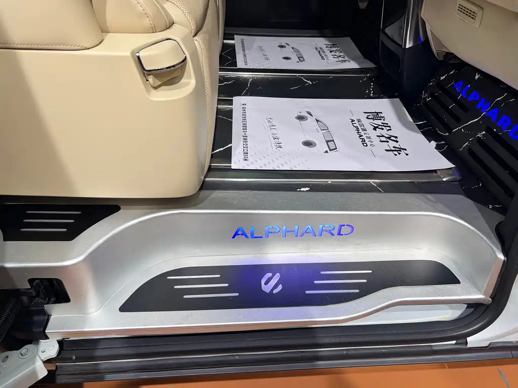 Toyota Alphard 2023 — фото 11