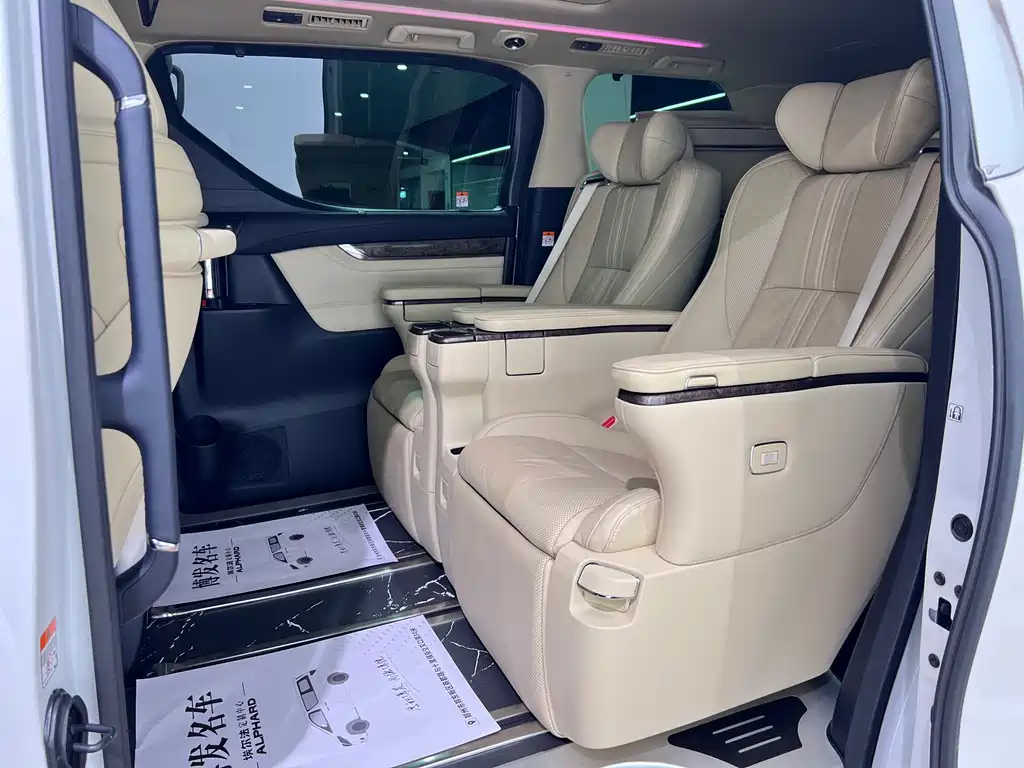 Toyota Alphard 2023 — фото 13