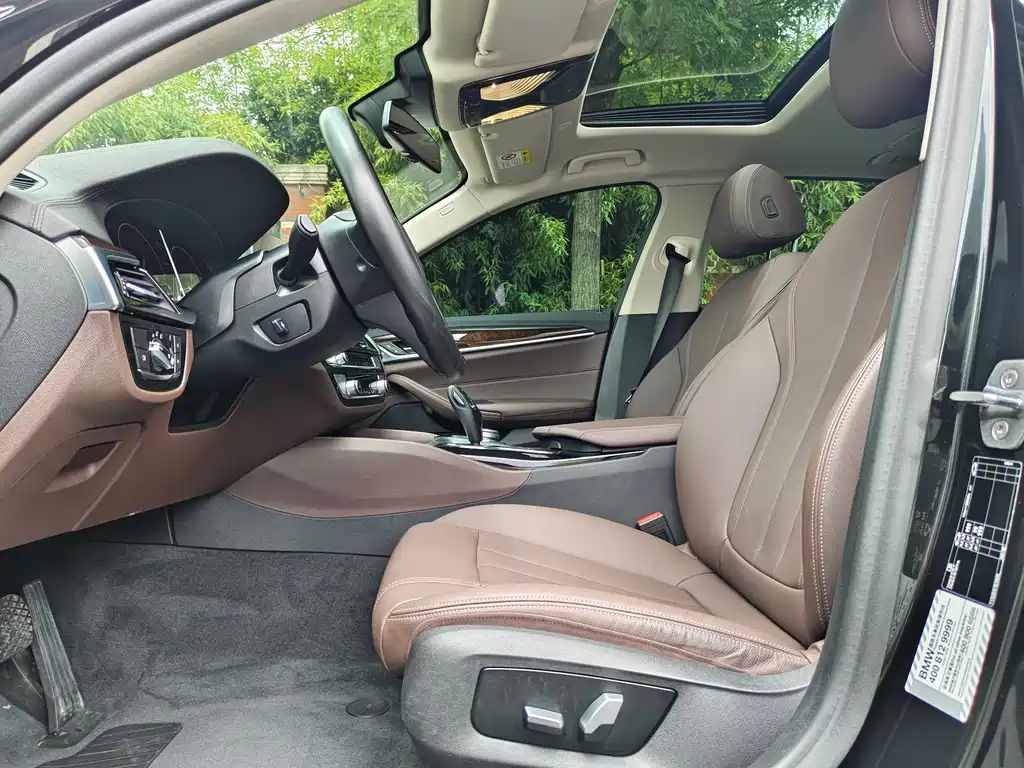 BMW 5 Series 2019 — фото 12
