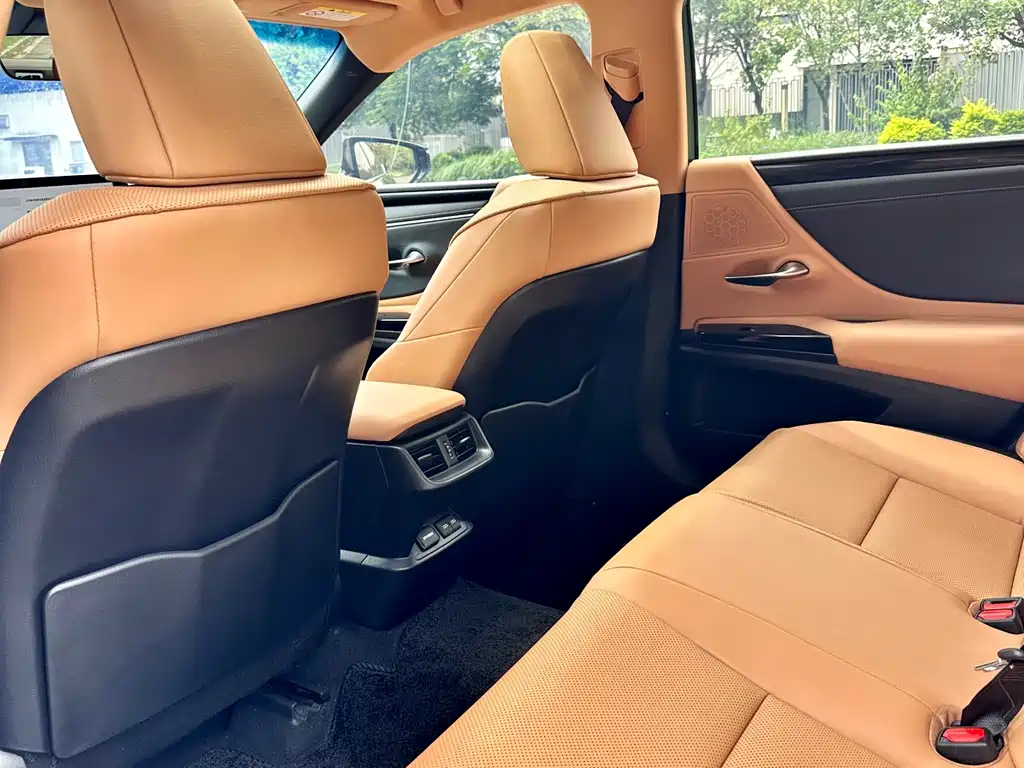 Lexus ES 2023 — фото 11