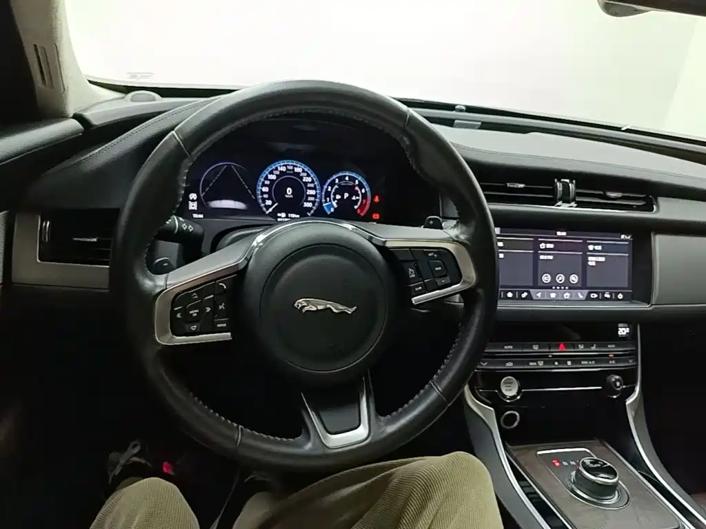Jaguar XFL 2021 — фото 11