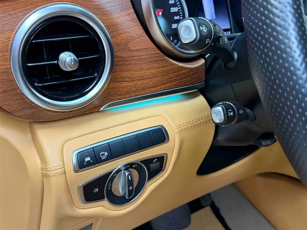 Mercedes-Benz V-Class 2020 — фото 19