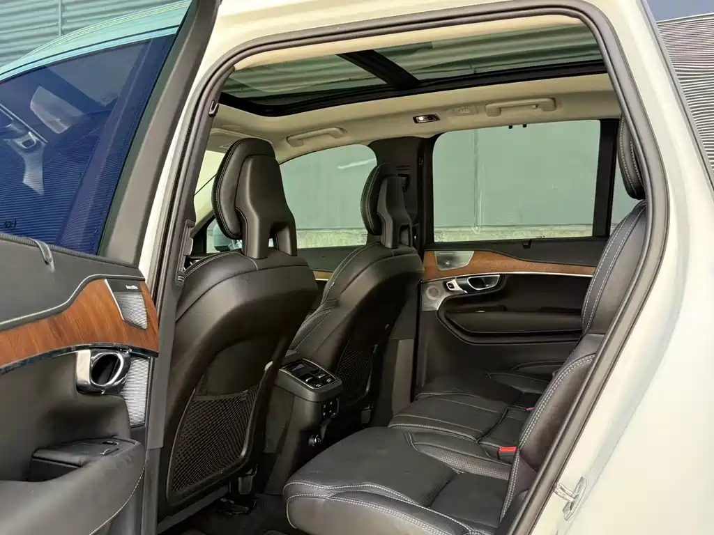 Volvo XC90 2017 — фото 11
