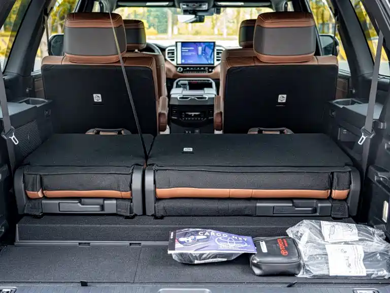 Toyota Sequoia — фото 9