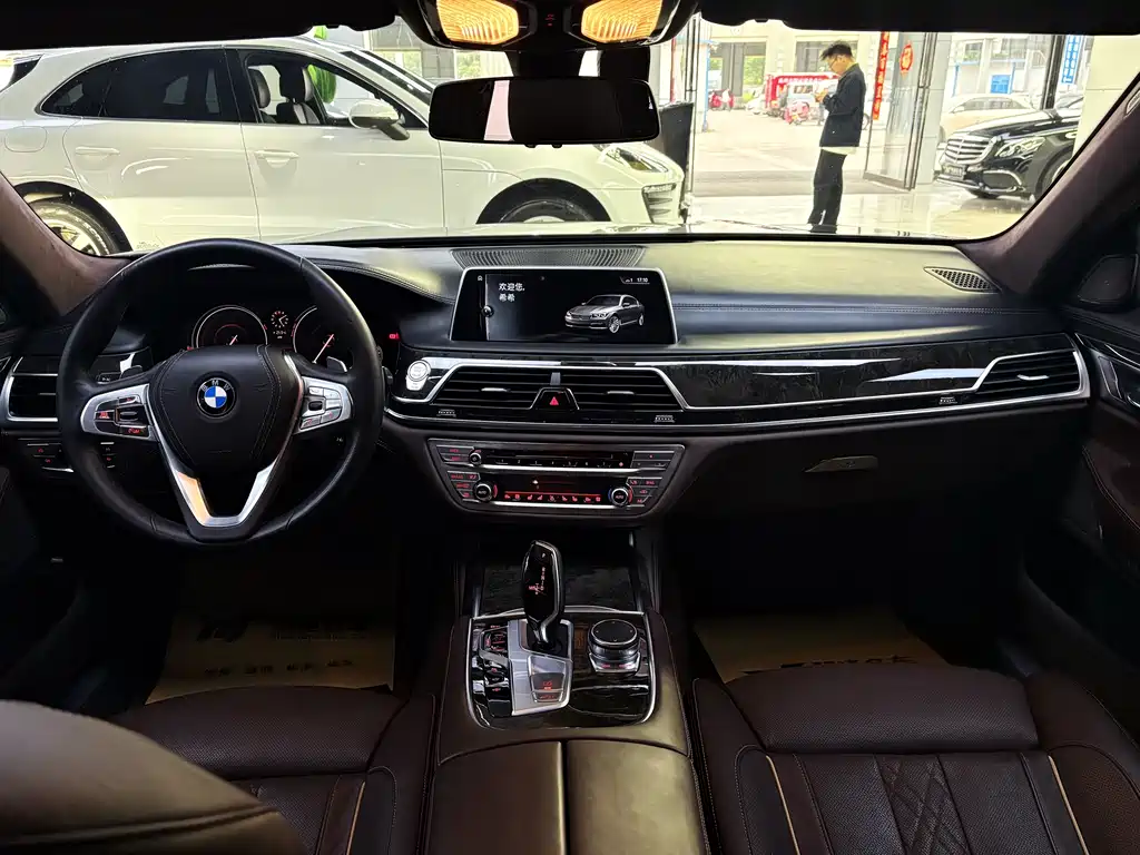 BMW 7 Series 2017 — фото 8
