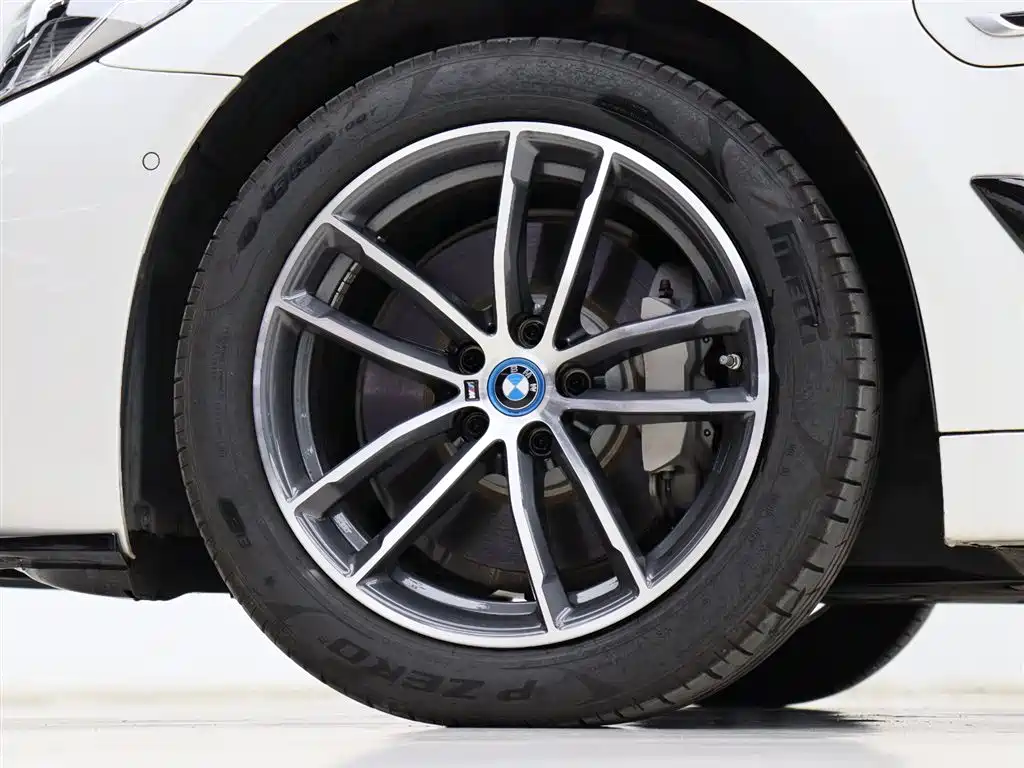 BMW 5 Series New Energy 2023 — фото 28