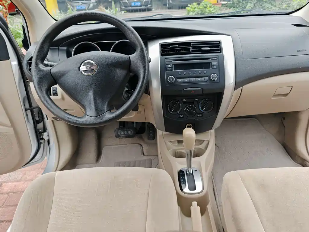 Nissan Livina 2017 — фото 12