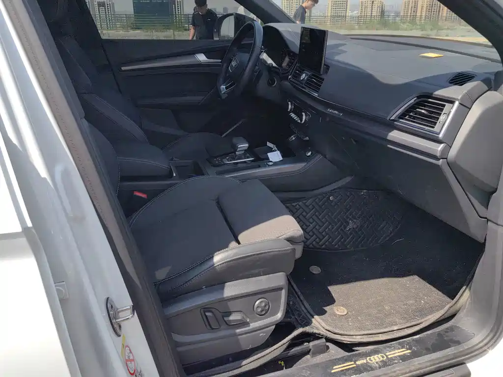 Audi Q5L Sportback 2023 — фото 11