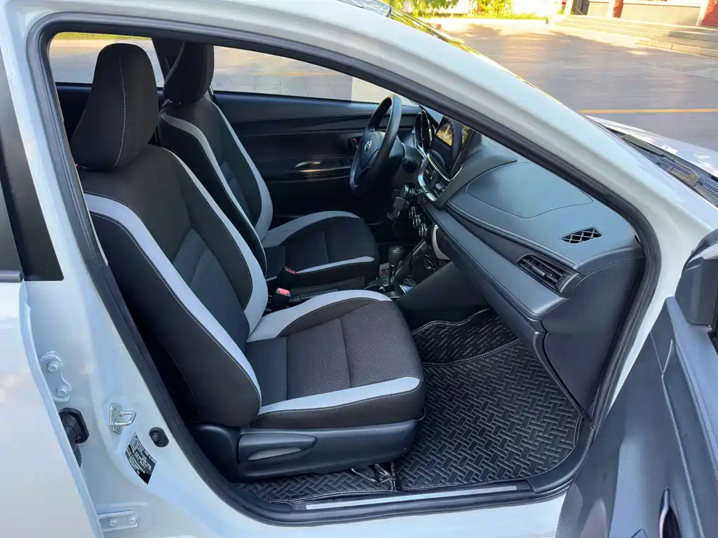 Toyota Yaris L 2020 — фото 16