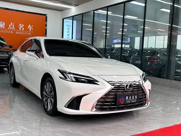 Lexus ES 2025