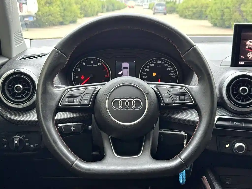 Audi Q2L 2022 — фото 10