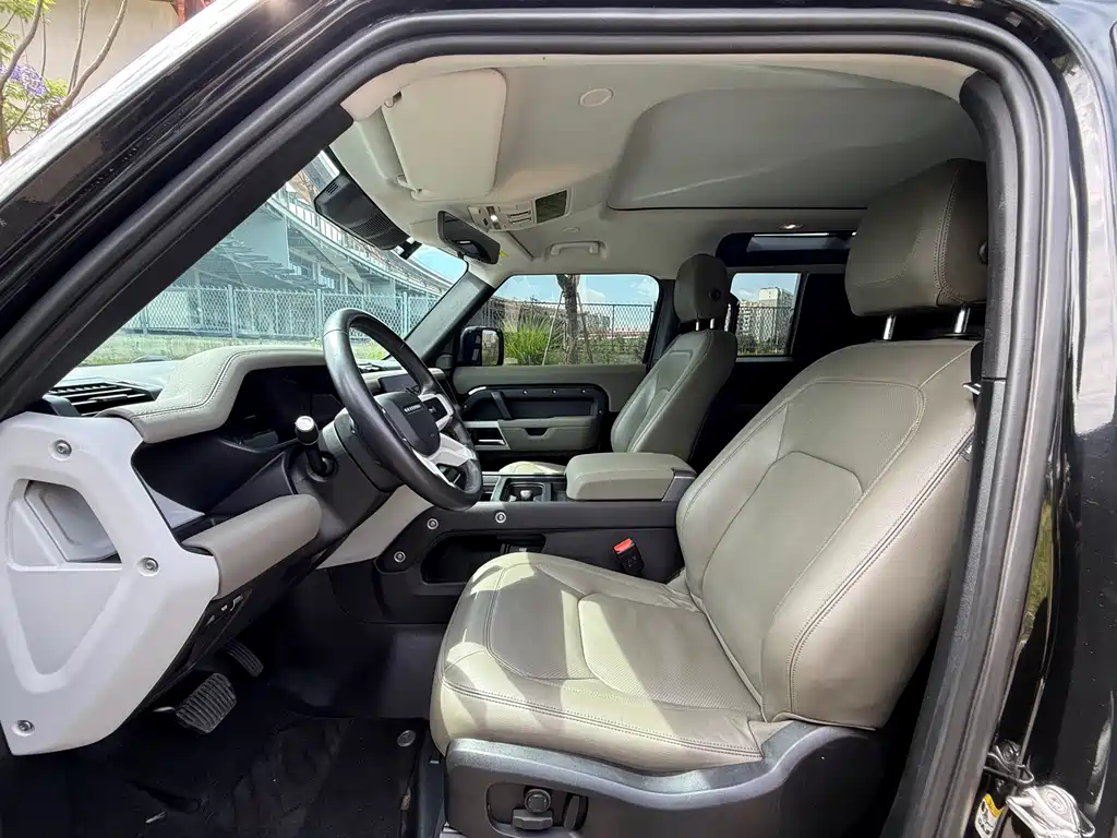 Land Rover Defender 2024