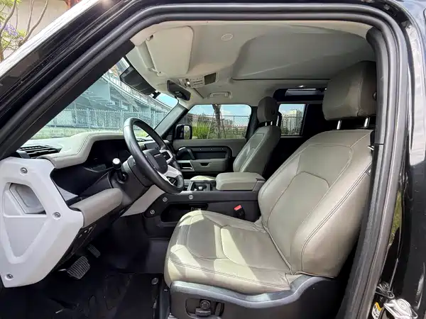 Land Rover Defender 2023