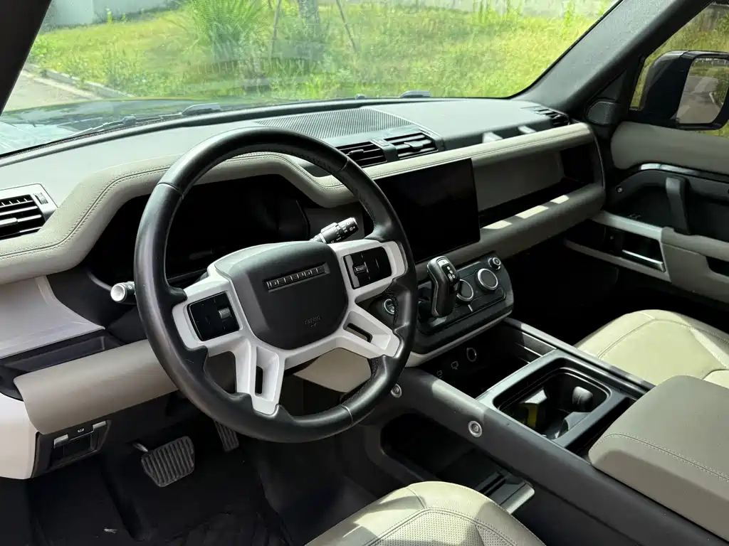 Land Rover Defender 2024