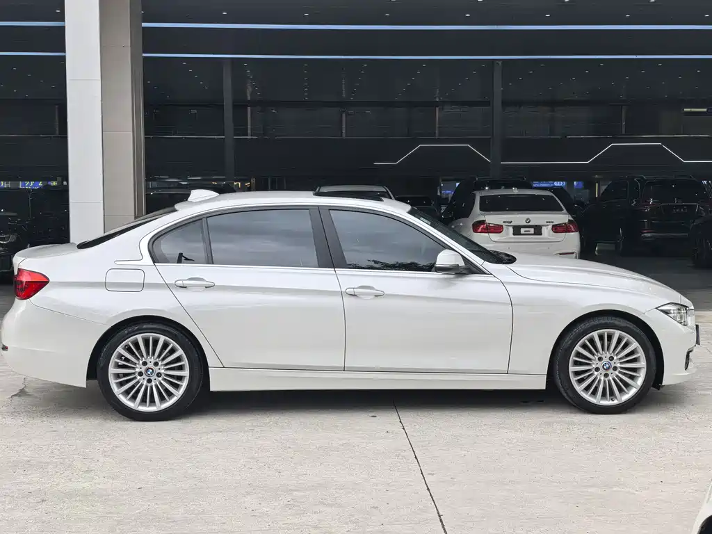 BMW 3 Series 2018 — фото 9