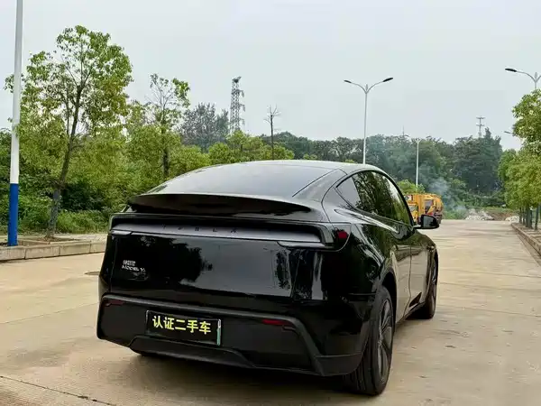 Tesla Model Y 2025