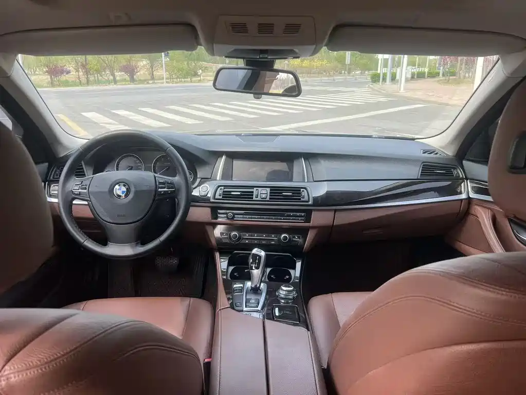 BMW 5 Series 2015 — фото 10